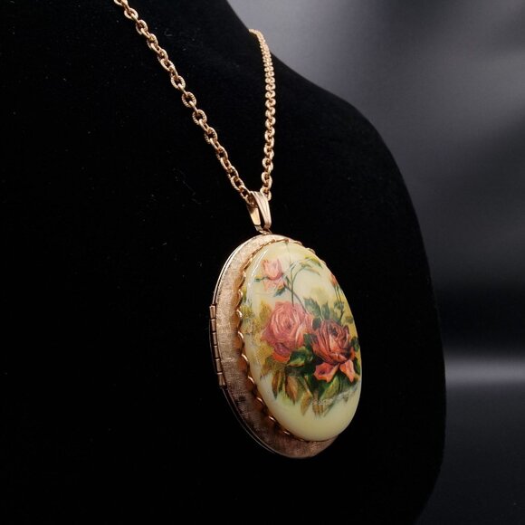 Vintage Gold Tone Oval Locket Necklace With Painted Rose Design & Chain - Picture 2 of 7